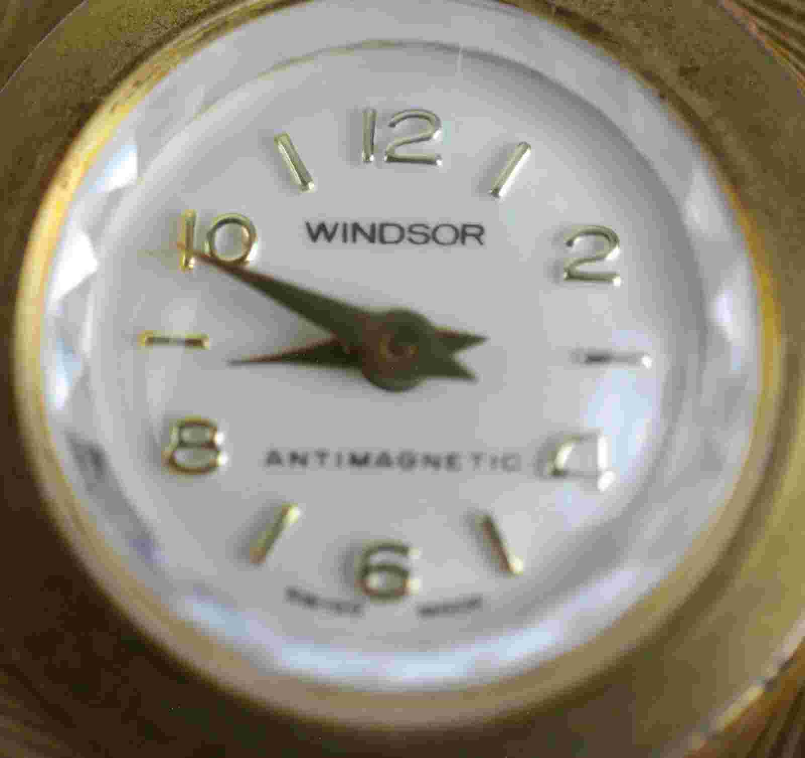 WINDSOR Manor Women's Neck Watch Wind-Up Gold Tone Swiss Necklace Vintage