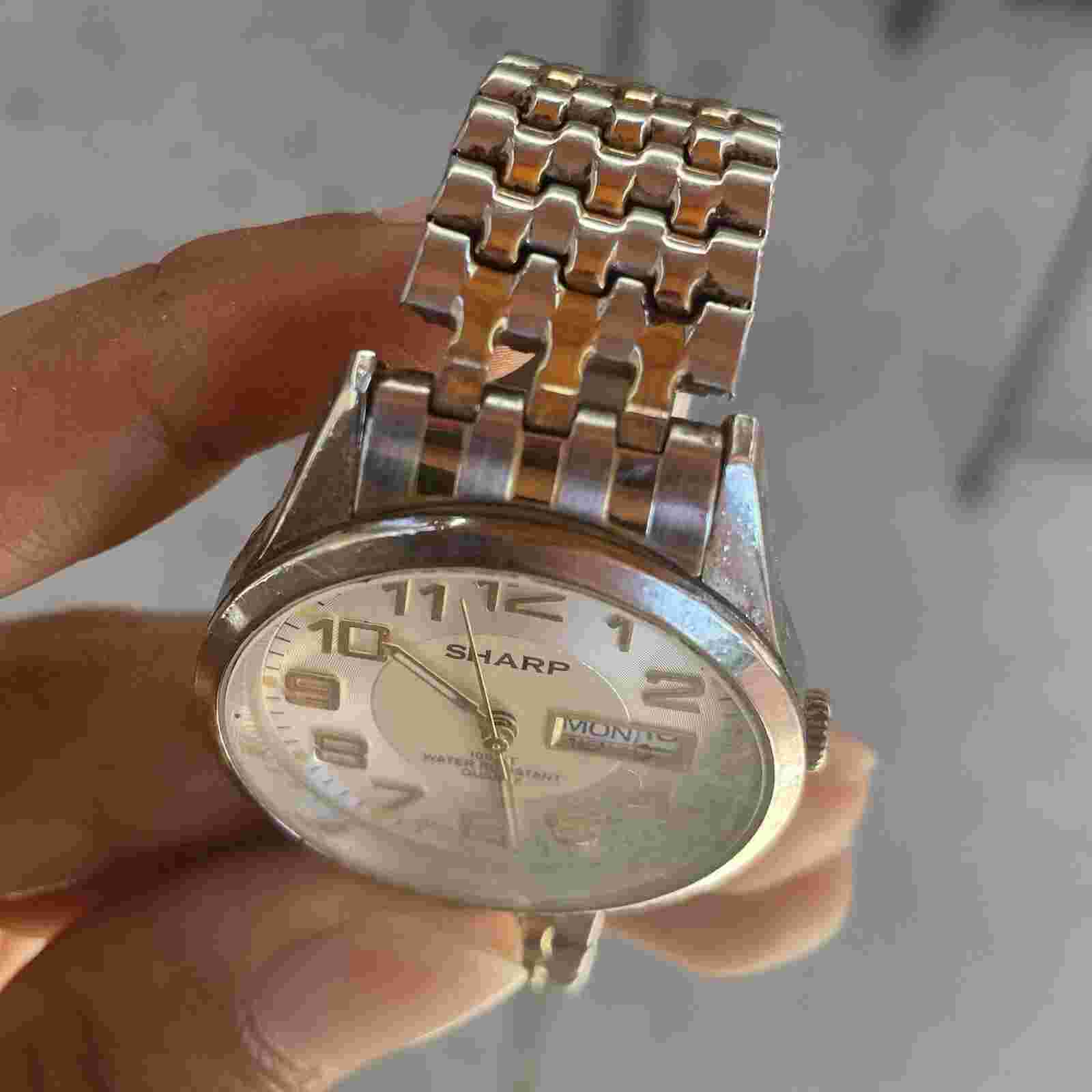 Vintage men's Sharp SHP120 Gold/Silver Two Tone Wrist Watch date indicator