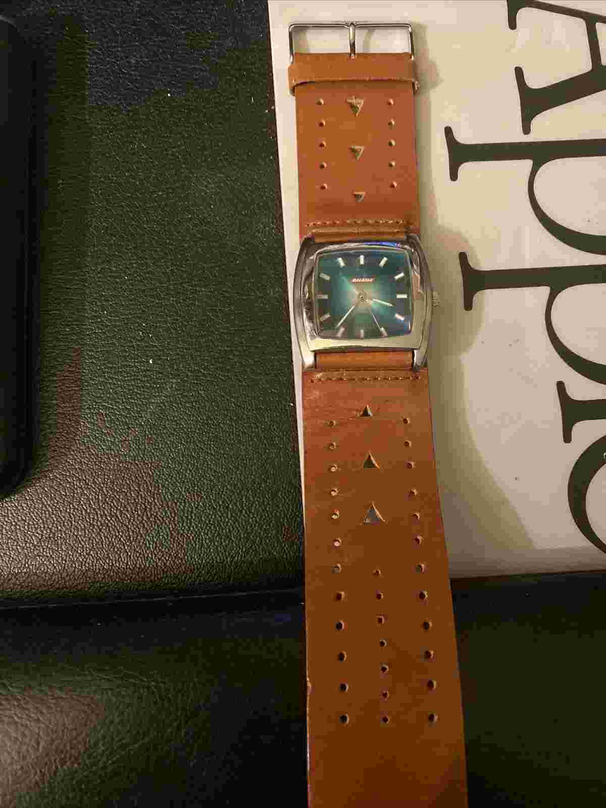 Dickies Analog Wristwatch with a Buckle Band and Quartz Movement