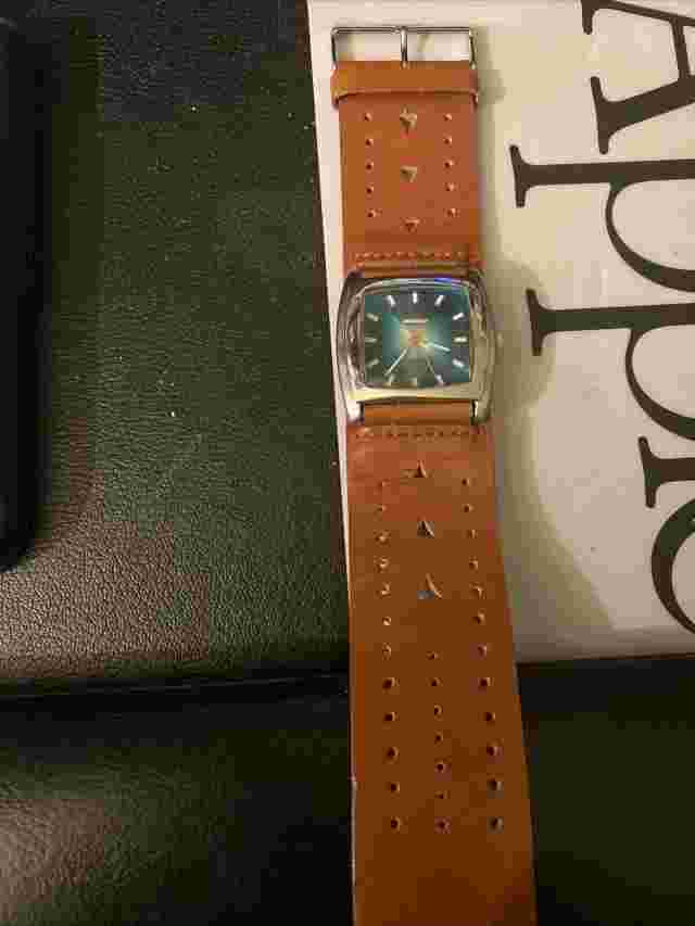 Dickies Analog Wristwatch with a Buckle Band and Quartz Movement