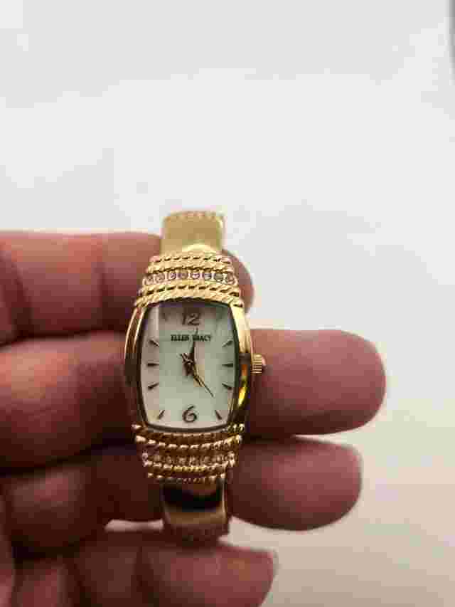 Ellen Tracy Women's Quartz Watch.  New Battery.  M8