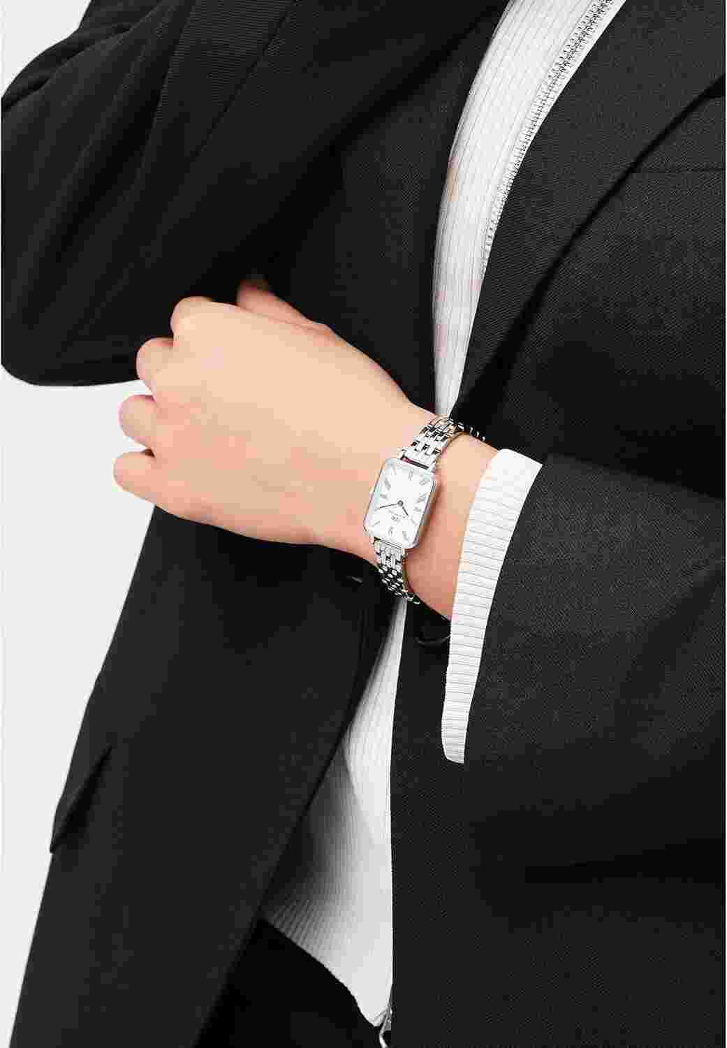 Daniel Wellington Watch Quadro Roman Numerals 5-Link 28 DW00100691 Silver