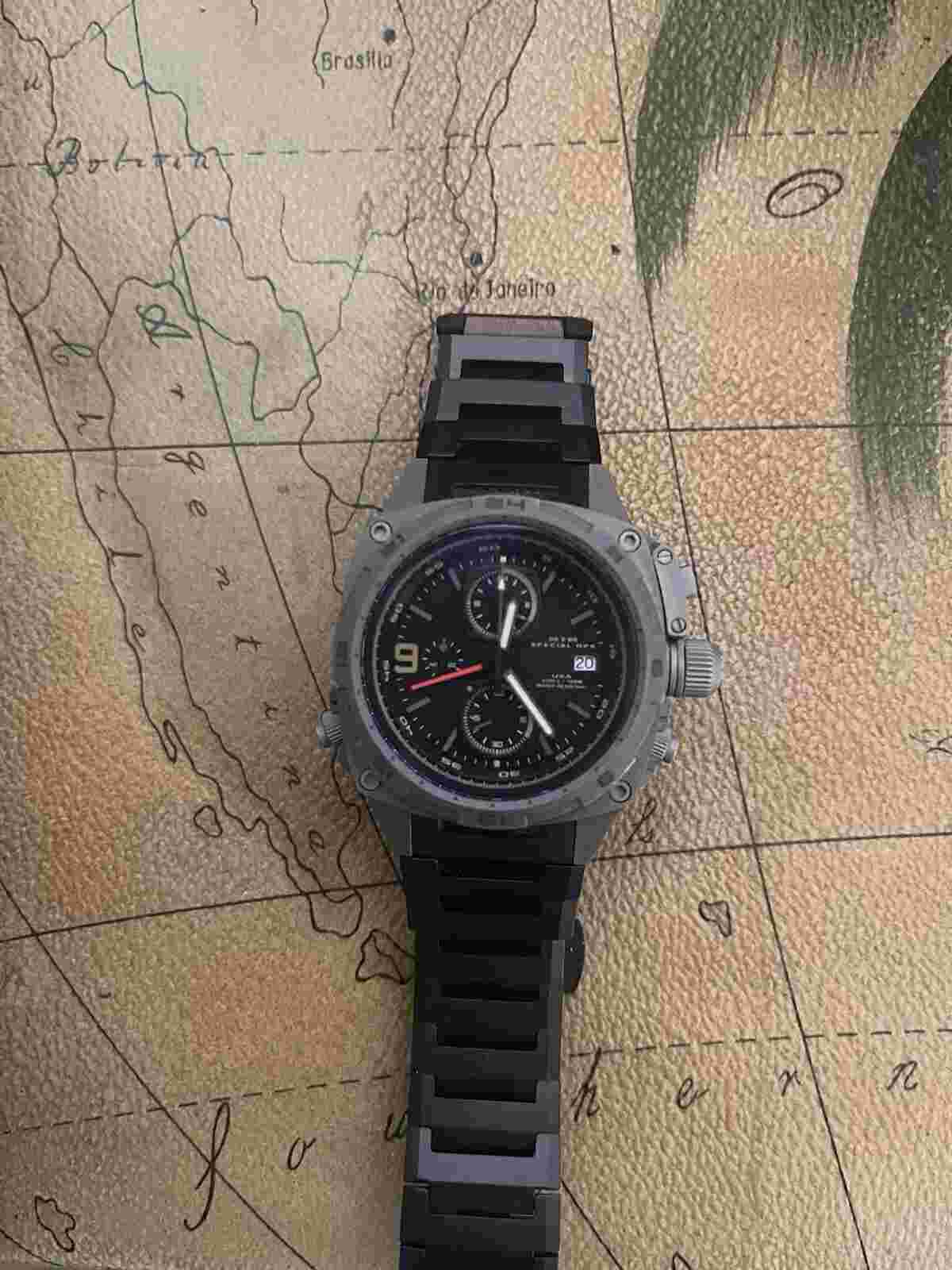 mtm special ops 3MM cobra watch w/ Pelican Box and Instructions, spare links.