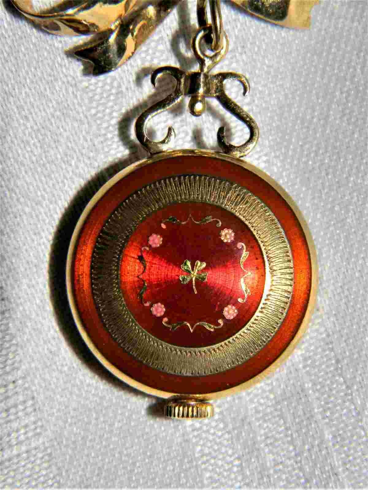 j560 Vintage Exactus Enamel 18k  Yellow Gold Lapel Brooch Watch