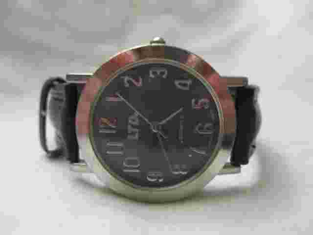 Advance Analog Wristwatch with a Buckle Band and Quartz Movement