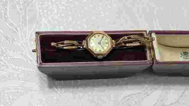 Vintage 375 (9K) Yellow Gold Ladies Record Wristwatch with Bracelet.
