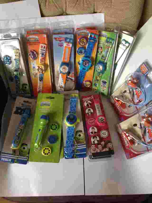 A WHOLESALE JOBLOT 20 OF CHILDRENS WATCHES AND OTHER ITEMS