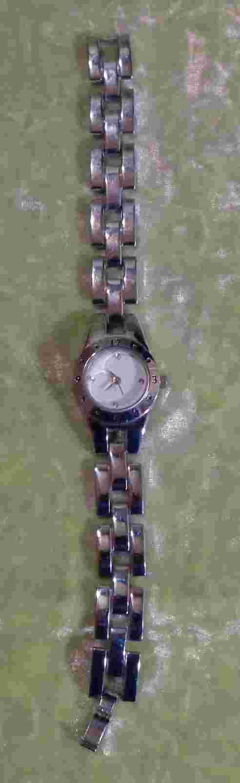 LADIES WORKING HABAND WATCH WITH A NEW BATTERY