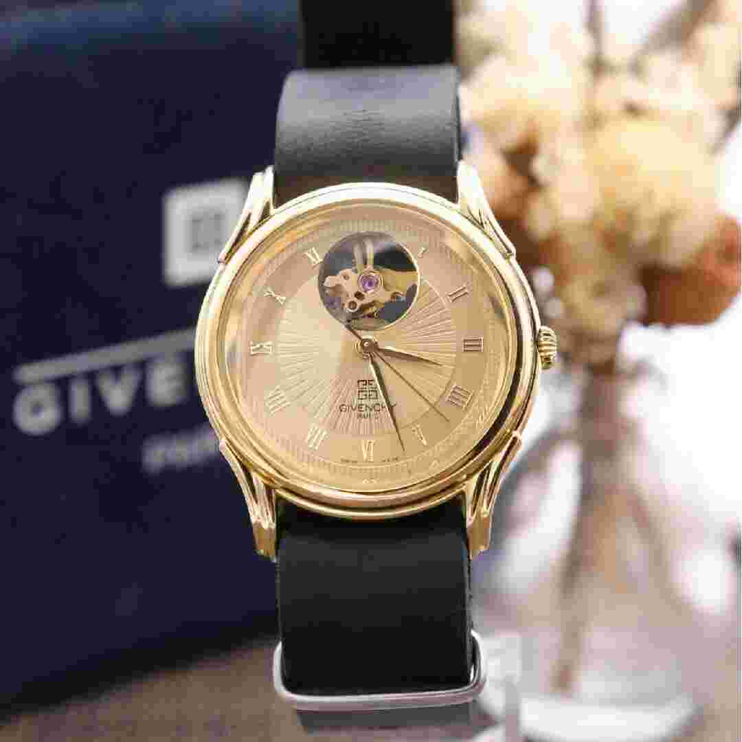 Authentic, working condition confirmed, GIVENCHY Jacques Le Mans, 25 jewel,9598