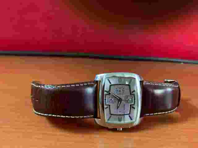 Fashionable mens watch