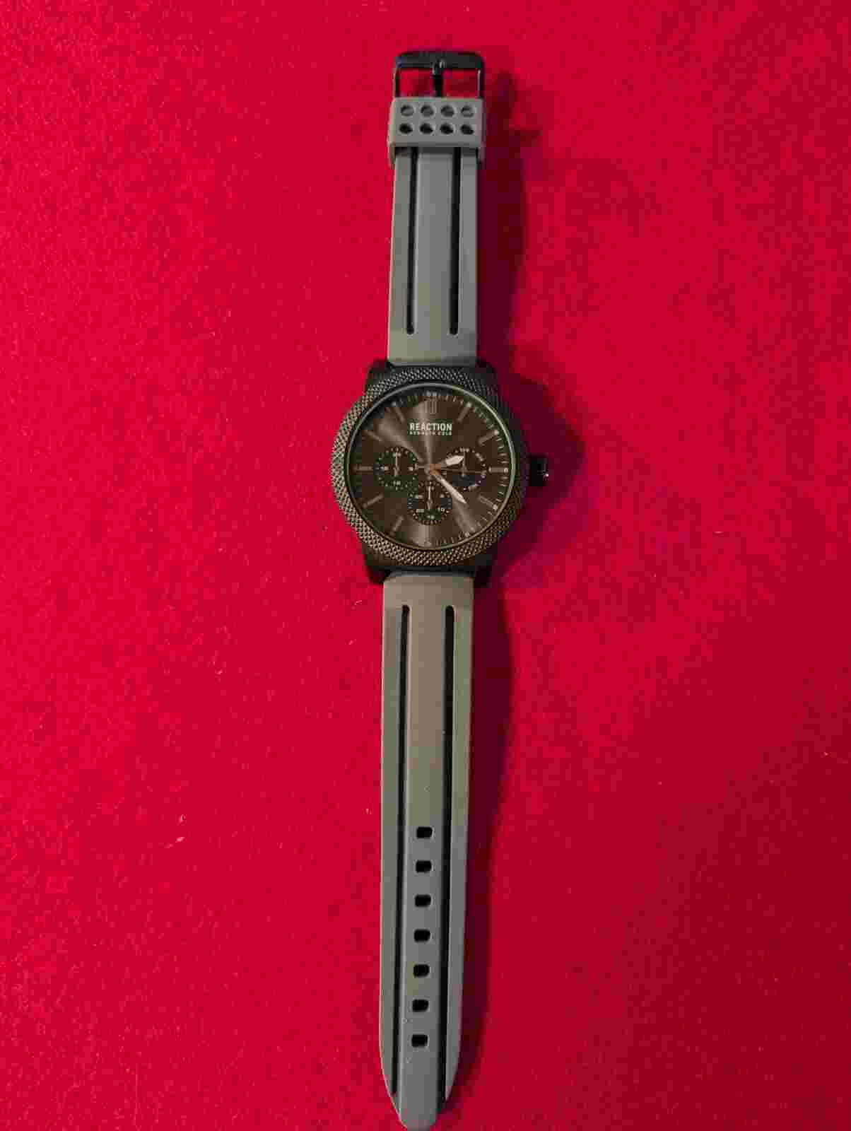 VINTAGE KENNETH COLE "REACTION" MEN WATCH SILICONE BAND NEW BATTERY Lot 95