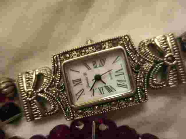 Jennie B Analog Wristwatch with Quartz Movement