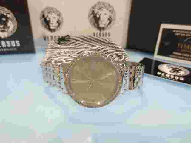 Versus by Versace Women's S24020016 MANHASSET Swavorski Crystals Silver Watch