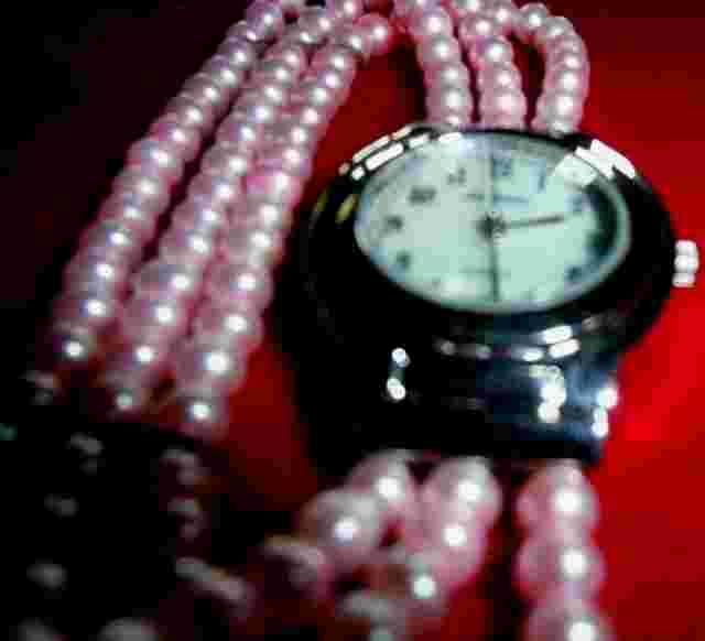 LEE SANDS PINK PEARL LIKE BAND SILVER LIKE TRIM LG. FACE NEW BATTERY WORKS !