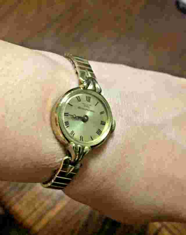 Vig American Heritage Swiss made Bass Metal Wind-Up Art Deco Gold Watch 0.75 In