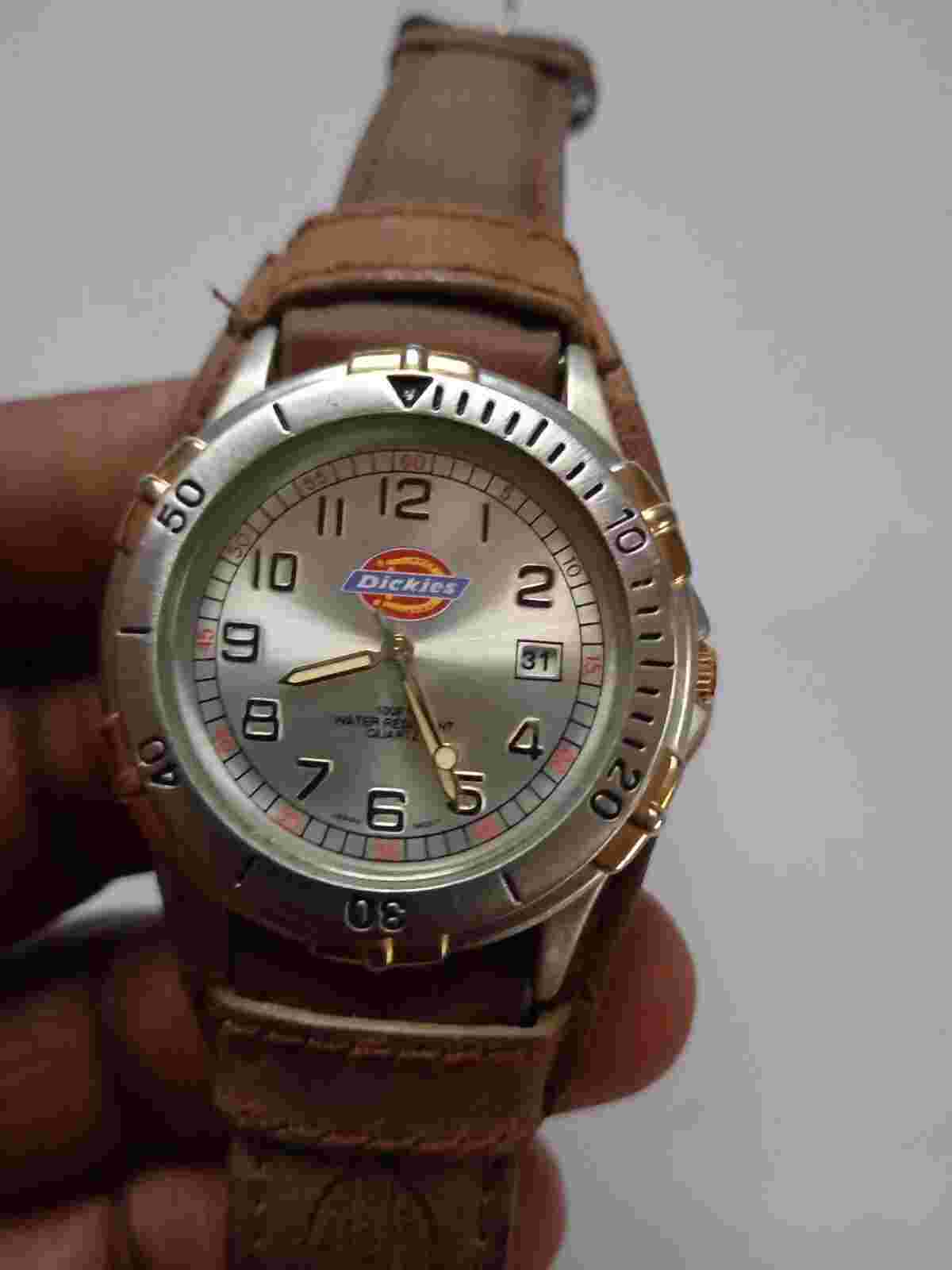 Dickies Quartz Analog White Dial Brown Leather Strap Men's Wristwatch