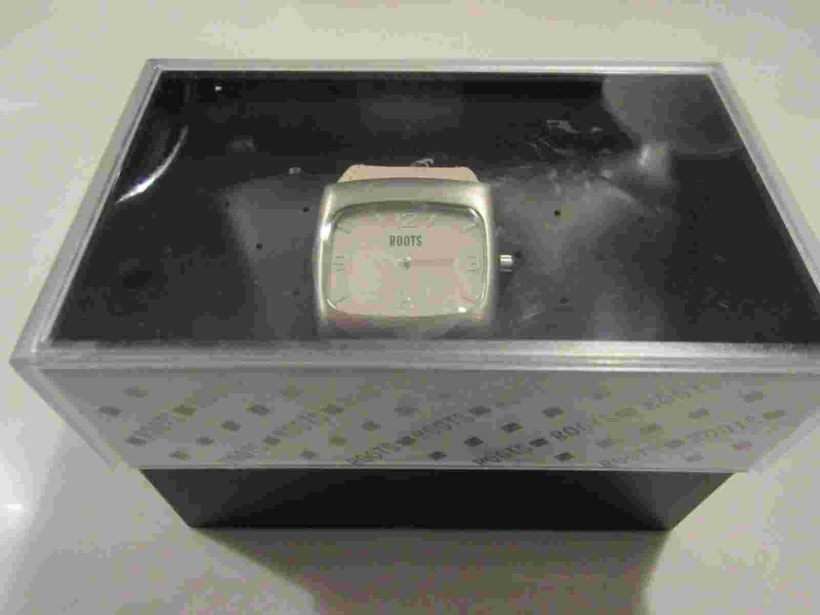 ORIGINAL NOS ROOTS QUARTZ 2010 TSL-R670 WRISTWATCH cw LEATHER BAND