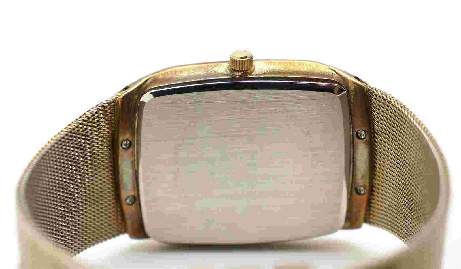 Van Heusen VAN8296 Gold Tone Men's Watch NEEDS Battery