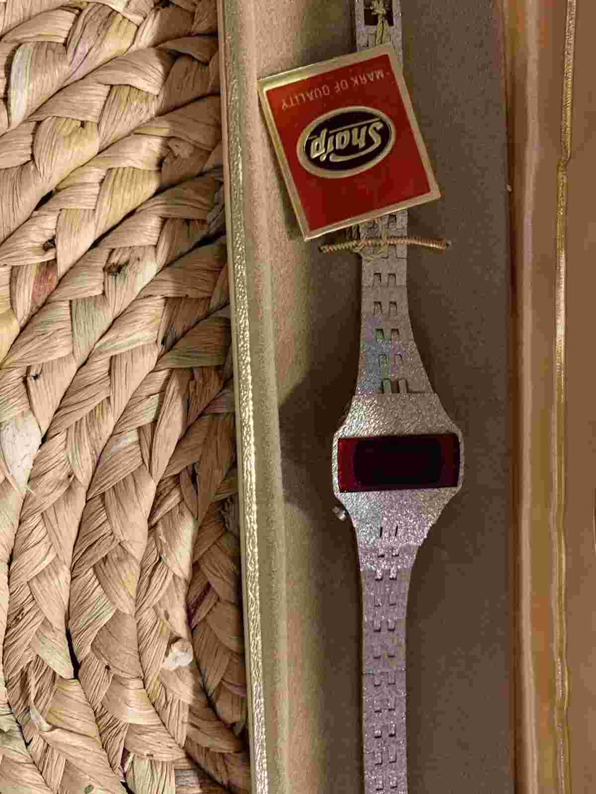 1970s sharp electronic l.e.d quartz wrist watch in original box very rare