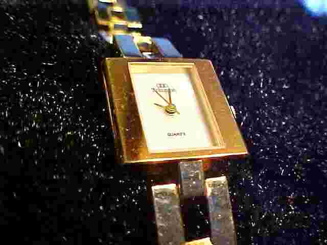 Triumph Watch Womens Quartz Wristwatch BEAUTIFUL, GLOWING GOLDTONE BAND