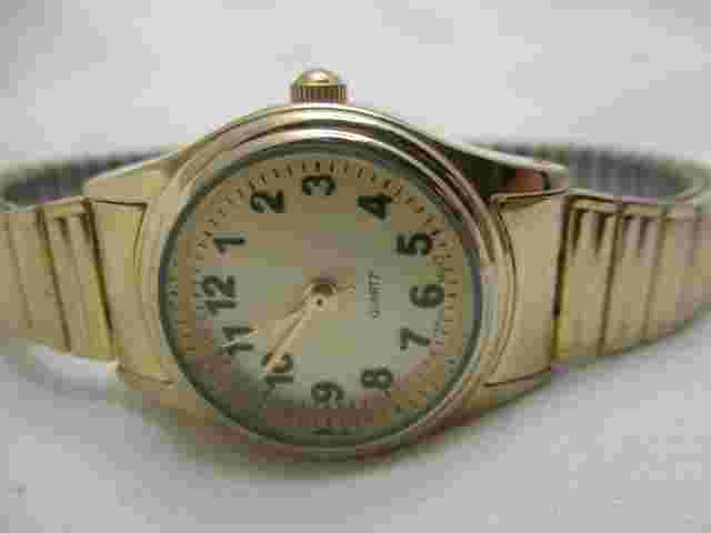Advance Analog Wristwatch Round Face Gold Tone Expansion Band Simple Style
