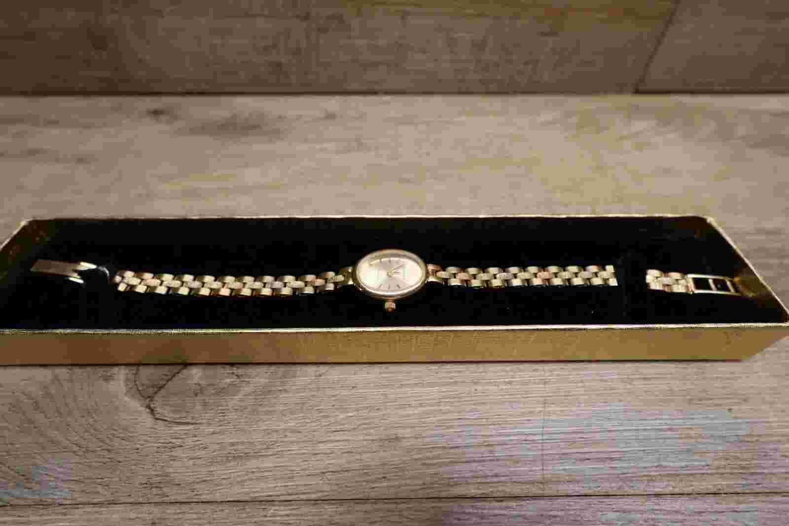 Ladies Geneva 14k gold watch Solid case gold and band Tested