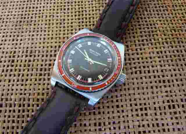RARE WYLER VETTA AQUARAMA INCAFLEX RED ACRYLIC BEZEL !!!!!