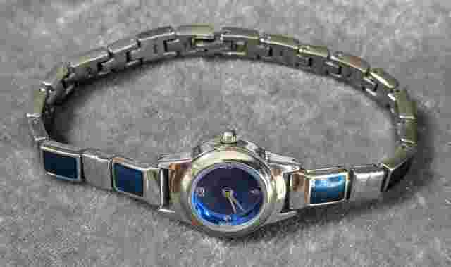 Advance Faded Glory Women's Silver Tone Quartz Watch Blue Dial Works Great!