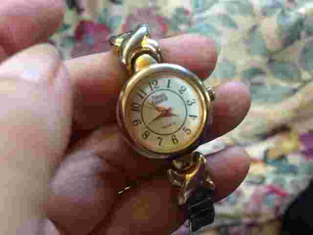 watcht imes square women's wrist gold tone white face 3/4" &  7" x3/4" band