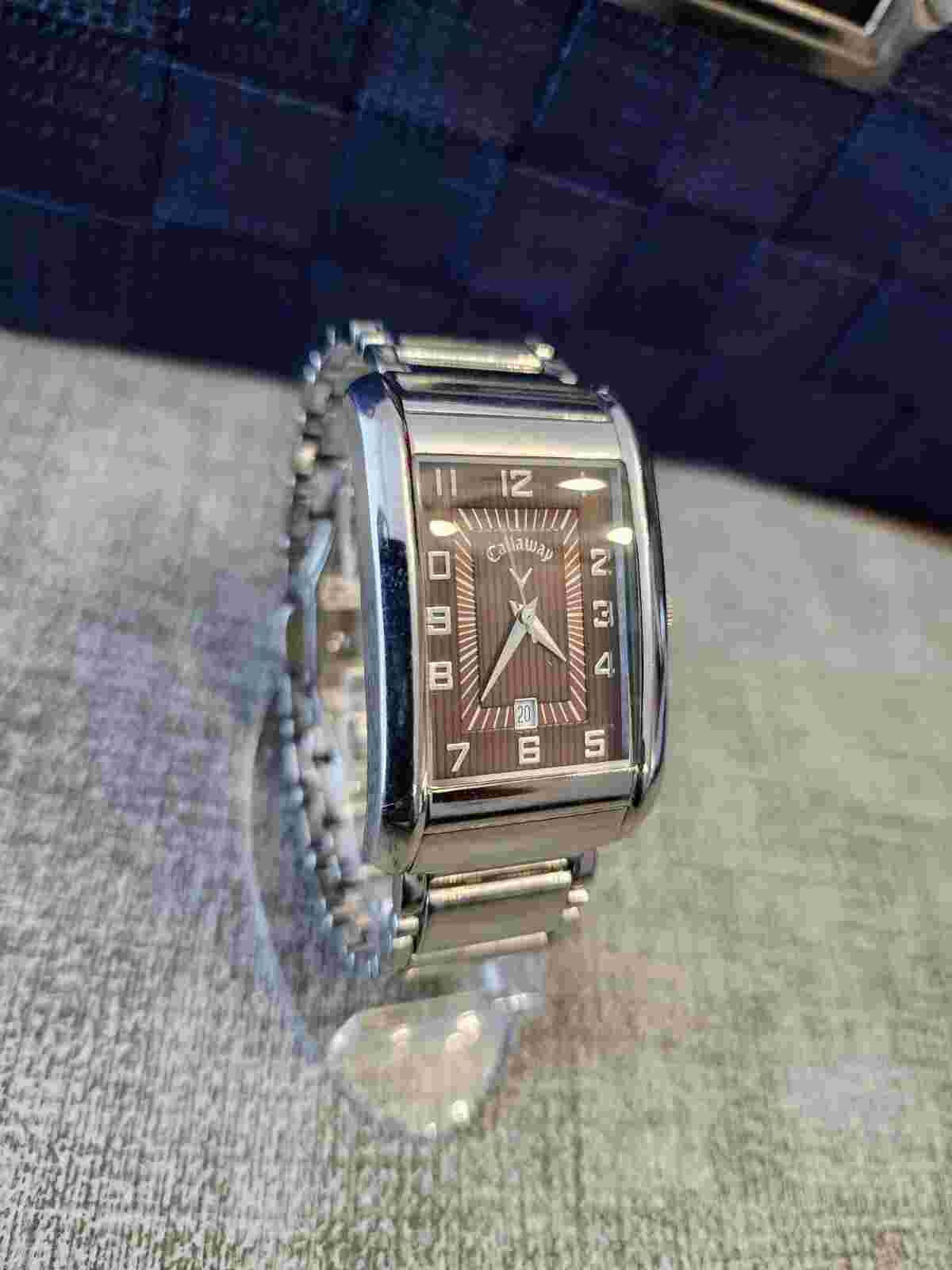 CALLAWAY GOLF TANK WATCH BROWN WOOD DESIGN FACE CY2096. PRE-OWNED. NEW BATTERY.