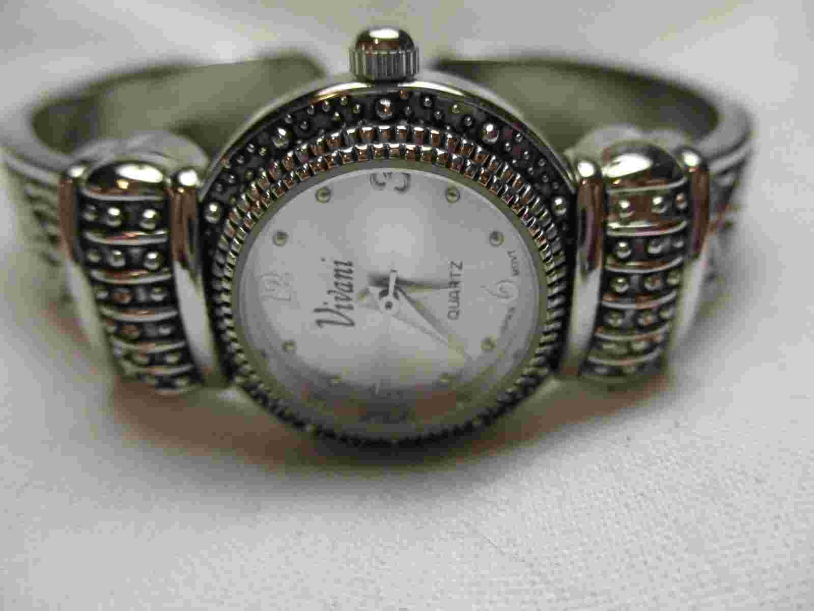 Vivani Analog Wristwatch with a Cuff Band and Quartz Movement
