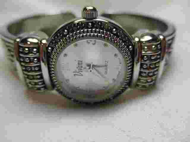 Vivani Analog Wristwatch with a Cuff Band and Quartz Movement