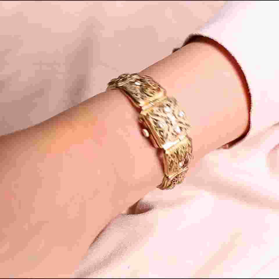 Vintage women's mechanical Soviet watch Chaika 17 jewels. 23-carat gold-plated