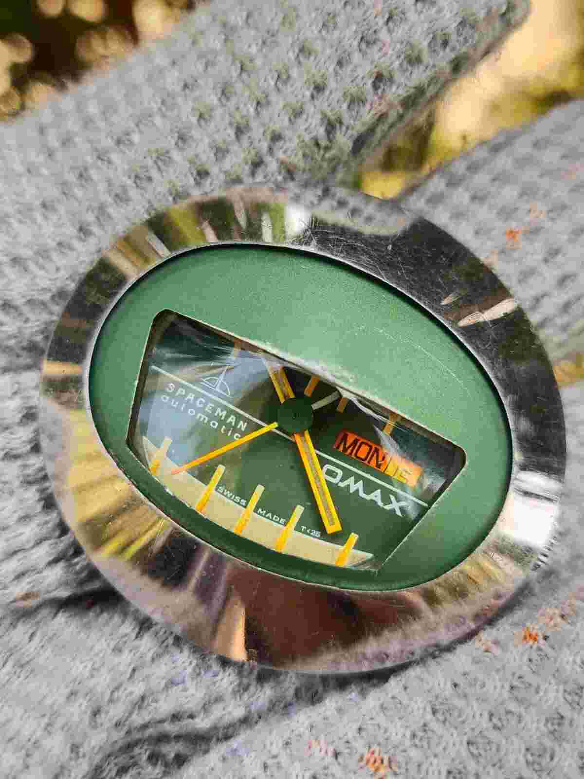 VINTAGE OMAX SPACEMAN GENTS WATCH 1970s ORANGE AND GREEN