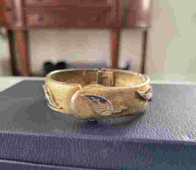 Vintage Accro 17 Jewel Bangle Bracelet Watch Wind up Watch Gold Tone Leaves RARE