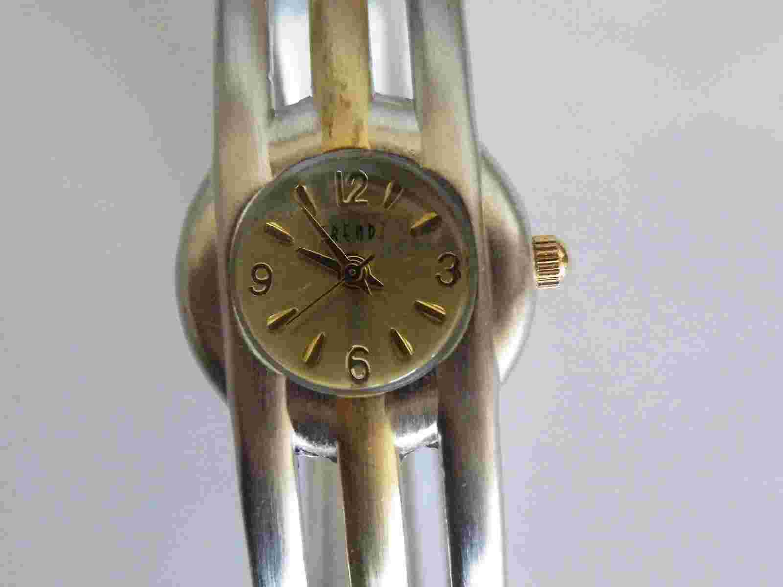 TrendZ Casual Woman's Quartz Spring Bangle / Band Fashion Watch