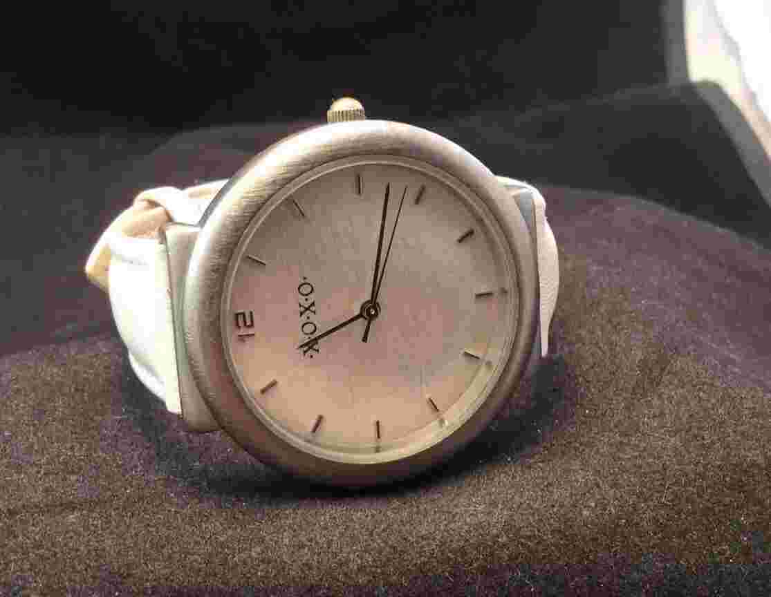 Pretty Silver Tone XOXO Quartz Ladies Watch With White Faux Leather Band Works
