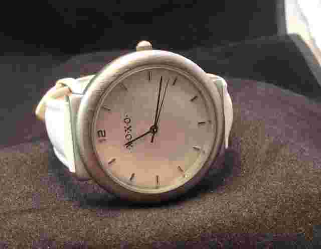 Pretty Silver Tone XOXO Quartz Ladies Watch With White Faux Leather Band Works