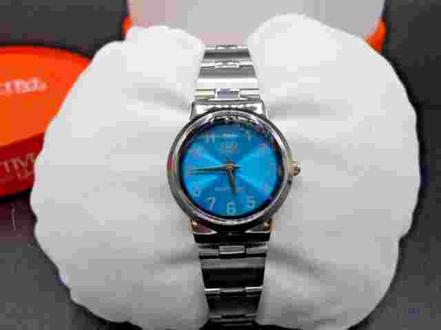 VERY NICE Q&Q ATTRACTIVE QUARTZ WOMENS WATCH WATER RESISTANT WITH ORIGINAL BOX