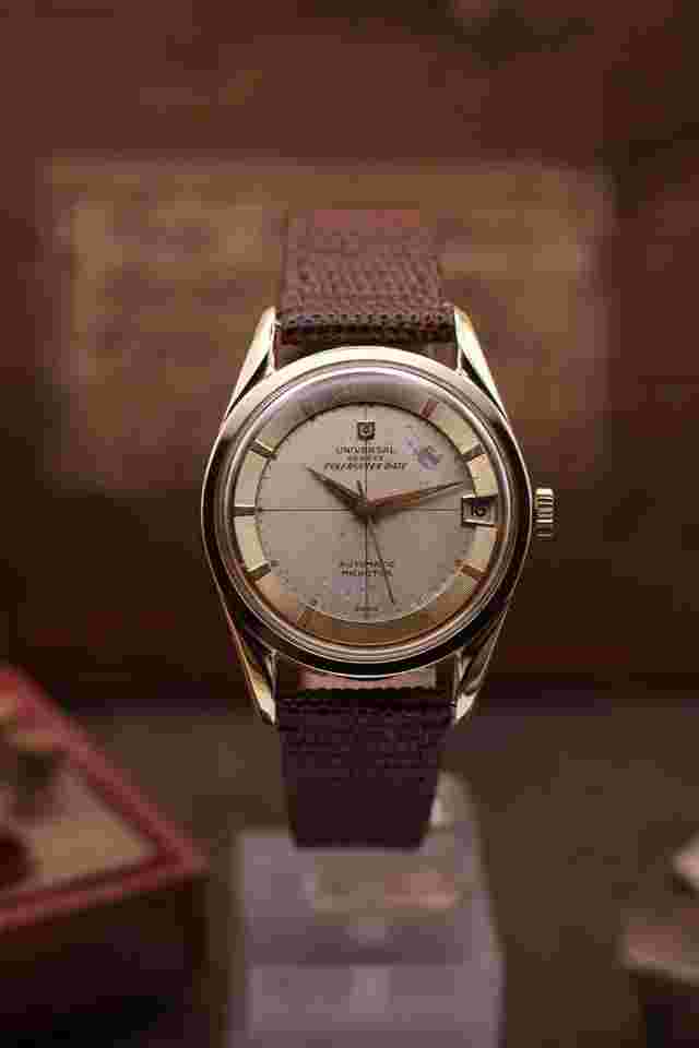 Universal Genève Polerouter
                           
                                 Date 204504-3 Microtor cal. 215-1
