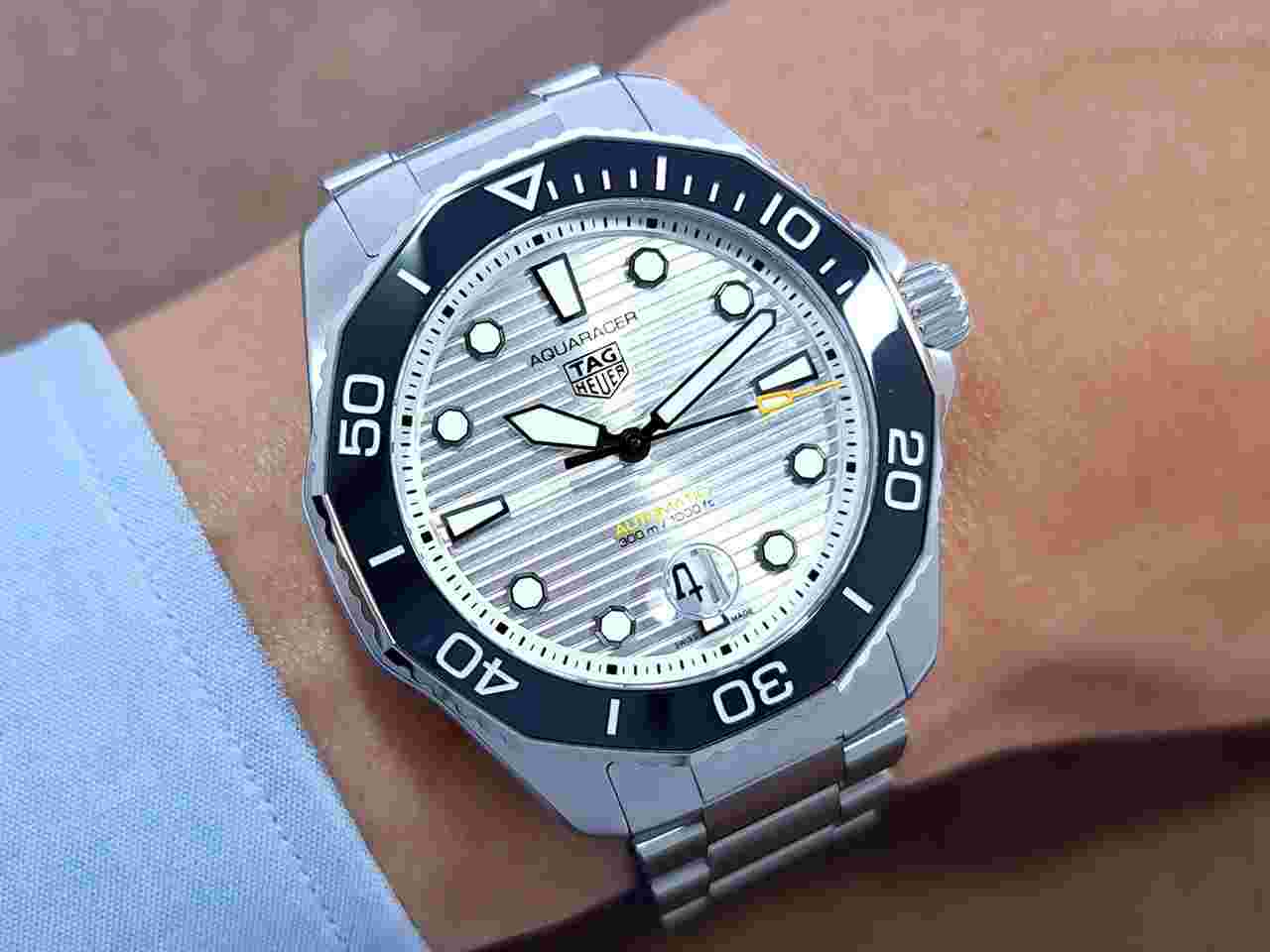 TAG Heuer Aquaracer 300M
43mm Professional 300M Grey Silver Dial Black Ceramic Bezel Full Steel