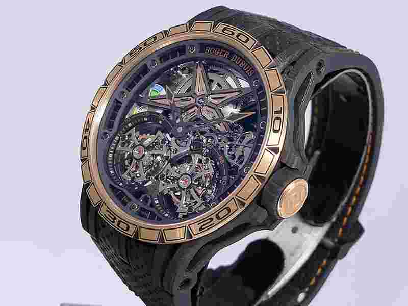 Roger Dubuis Excalibur
Spider RD105SQ (RDDBEX0674) Double Tourbillon Carbon/18k Rose Gold Bezel 28pc