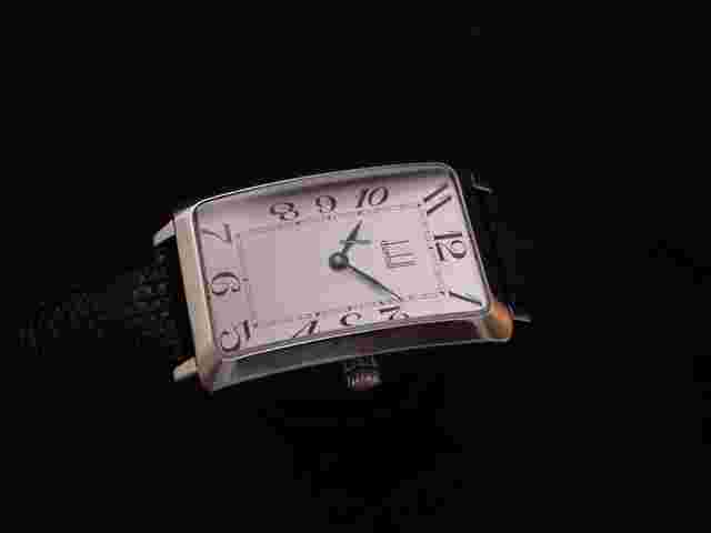 Alfred Dunhill
                           
                                 Swiss Steel Mechanical Men's Watch New
