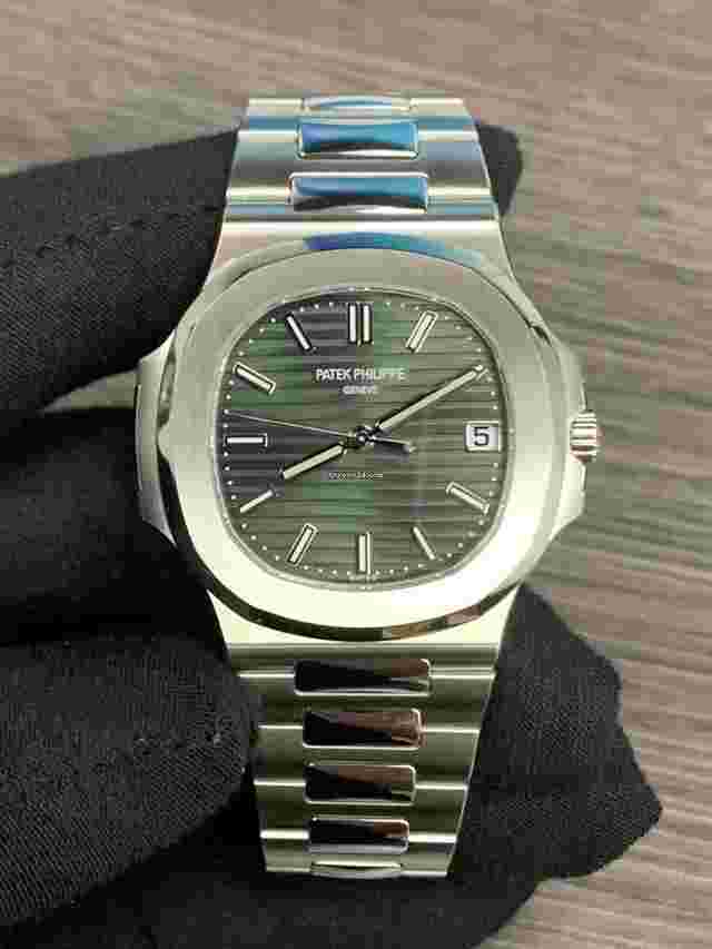 Patek Philippe Nautilus
                           
                                 5711/1A Green Dial Nautilus
