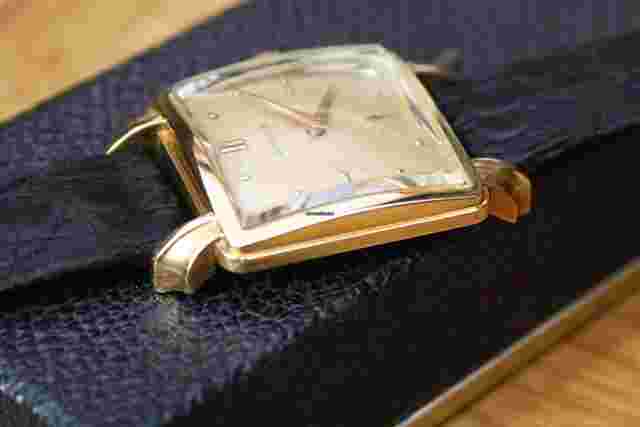 Gübelin
                           
                                 Yellow Gold Cioccolatone 18k square vintage timepiece by Gubelin Luzern