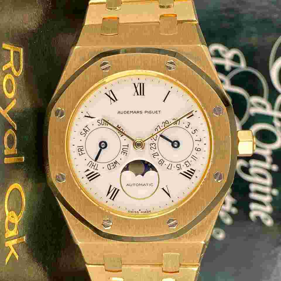 Audemars Piguet Royal Oak Day-Date
1993 Royal Oak 25594BA Day-Date Moonphase Rare White Porcelain Complete 18k Yellow Gold