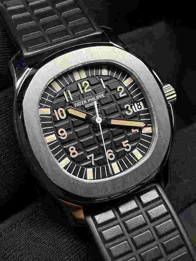 Patek Philippe
                           
                                 Aquanaut 5060 1st model « Nautilus Aquanaut »