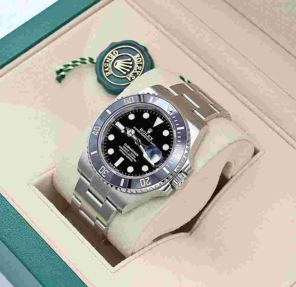 Rolex Submariner Date
ref. 126610LN - Full Set
