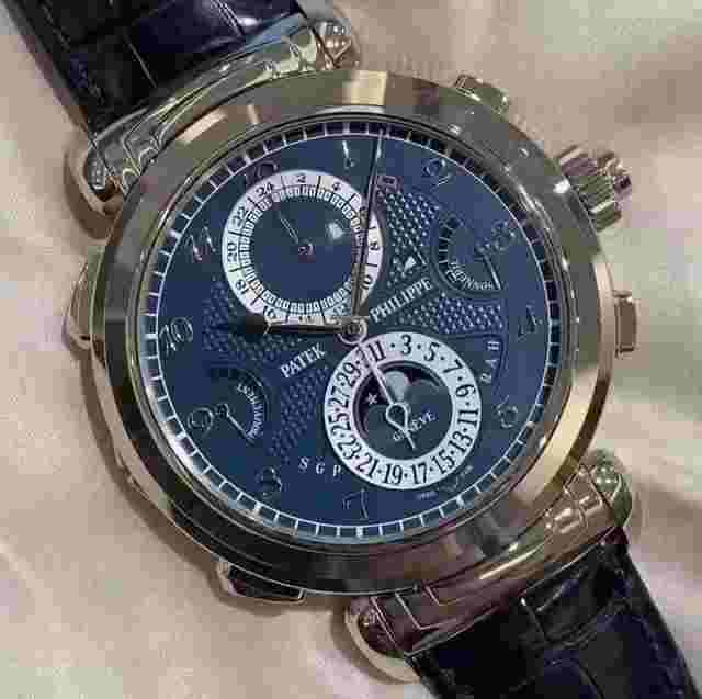 Patek Philippe Grandmaster Chime
                           
                                 Grand Complications 6300G Grandmaster Chime Double-faced blue Dial