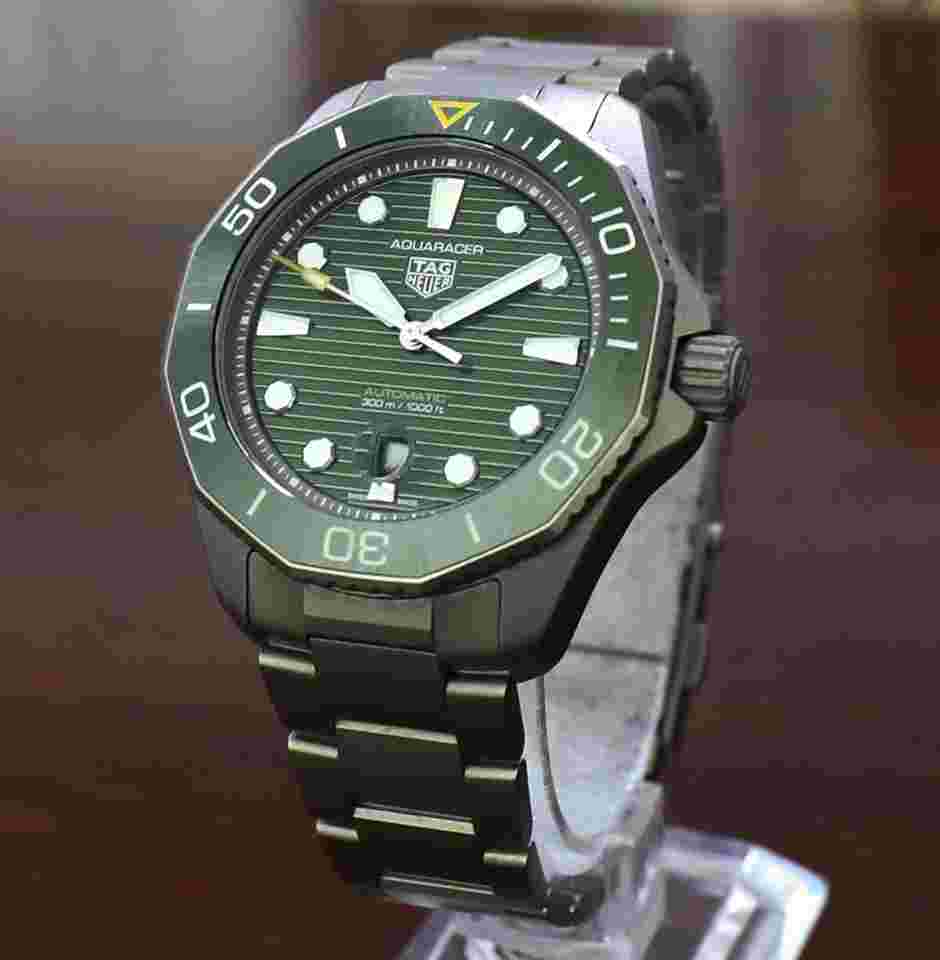 TAG Heuer Aquaracer 300M
Professional 300 - Titanium - Green Dial - Very good conditions - Full Set